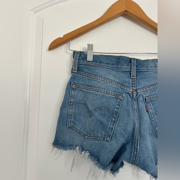 Levi’s 501 Lightwash Distressed Shorts size 27 100% cotton - Picture 6 of 10